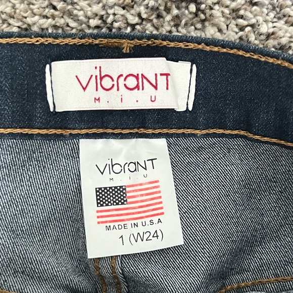 Vibrant worn once - Picture 2 of 3